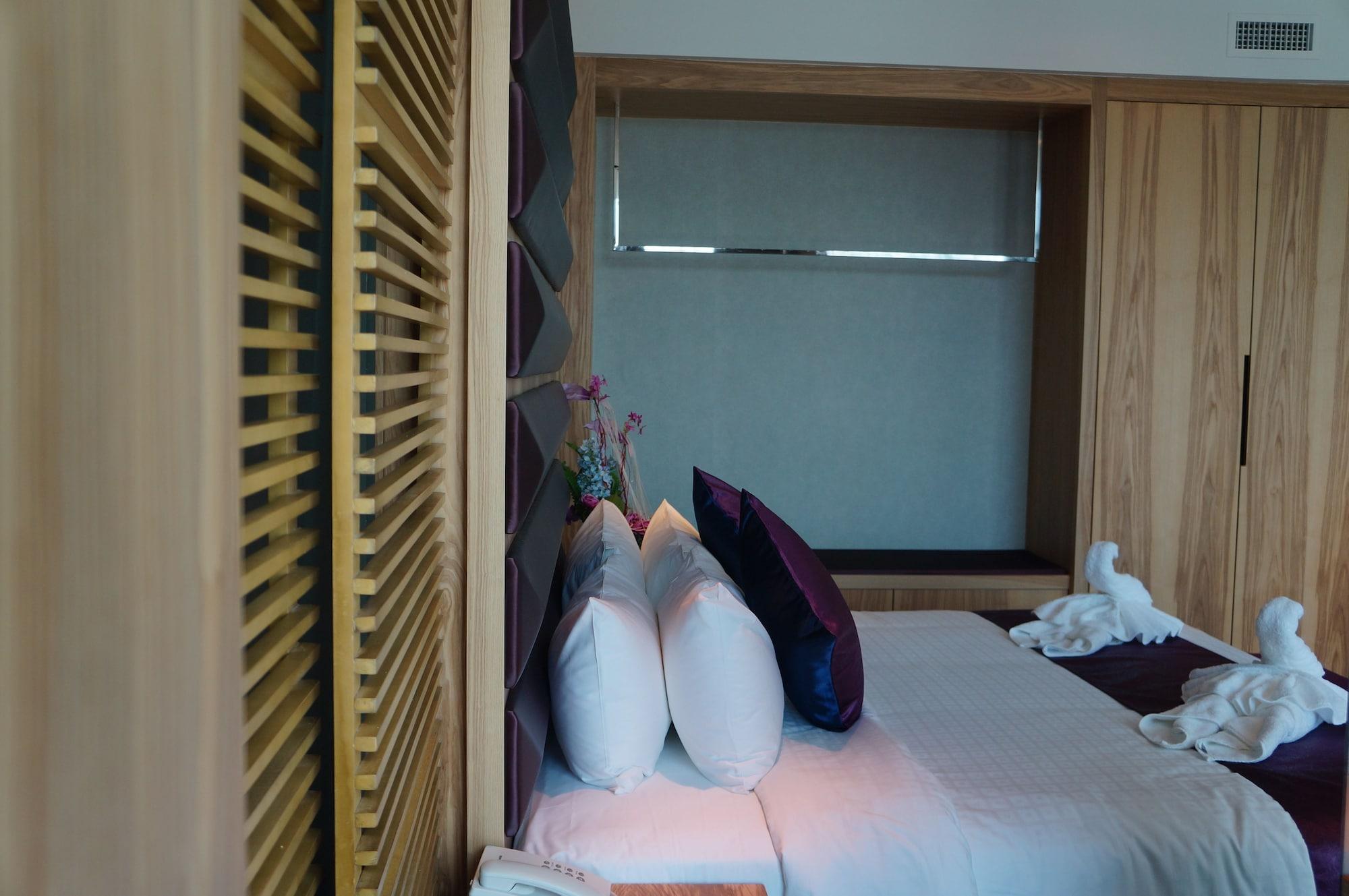 กรีน โฮเต็ล แอนด์ สวีท Hotel บินตูลู ภายนอก รูปภาพ