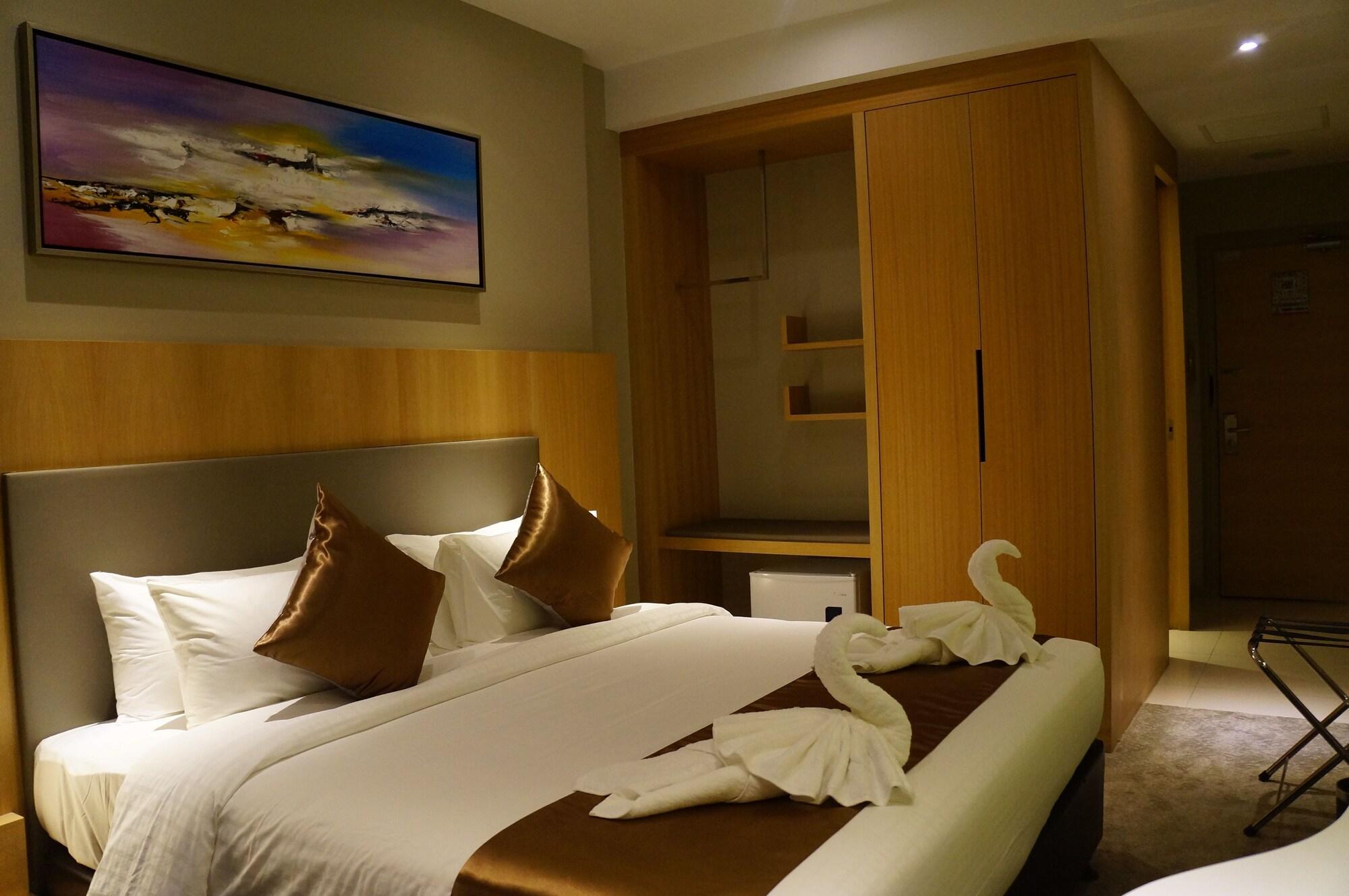 กรีน โฮเต็ล แอนด์ สวีท Hotel บินตูลู ภายนอก รูปภาพ