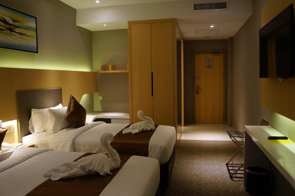 กรีน โฮเต็ล แอนด์ สวีท Hotel บินตูลู ภายนอก รูปภาพ