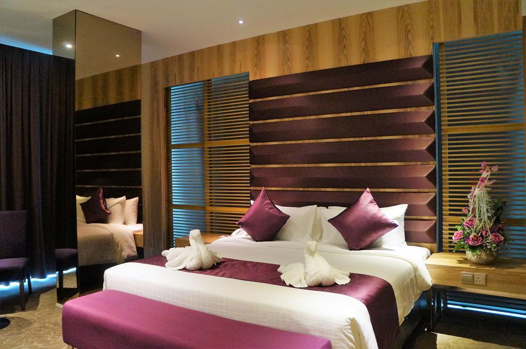 กรีน โฮเต็ล แอนด์ สวีท Hotel บินตูลู ภายนอก รูปภาพ