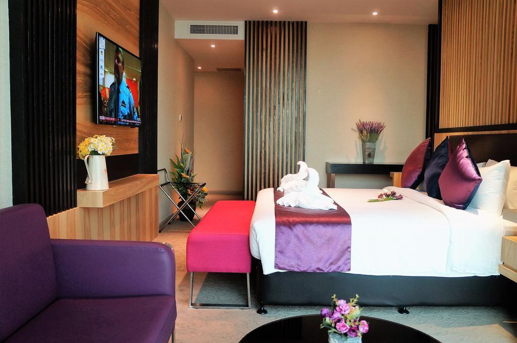 กรีน โฮเต็ล แอนด์ สวีท Hotel บินตูลู ภายนอก รูปภาพ