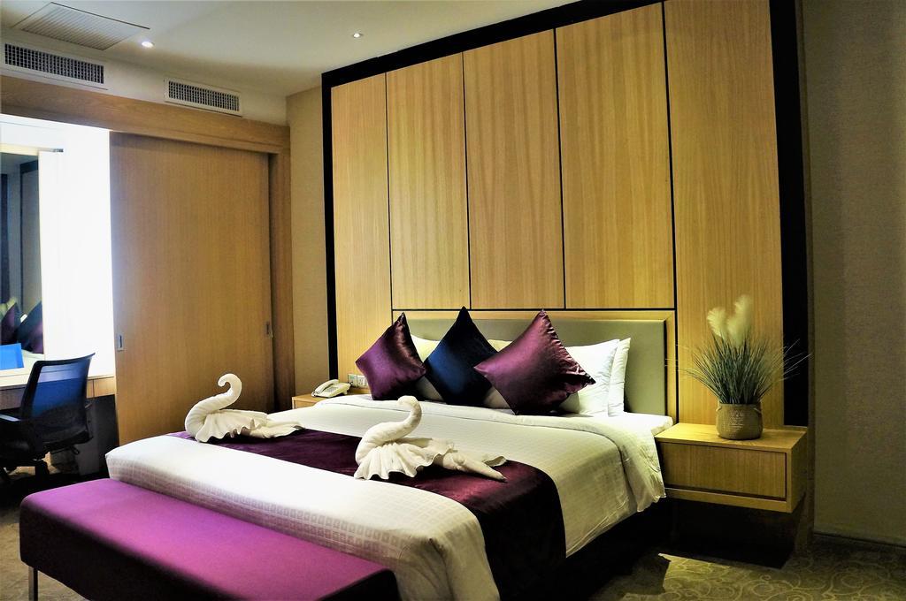 กรีน โฮเต็ล แอนด์ สวีท Hotel บินตูลู ภายนอก รูปภาพ